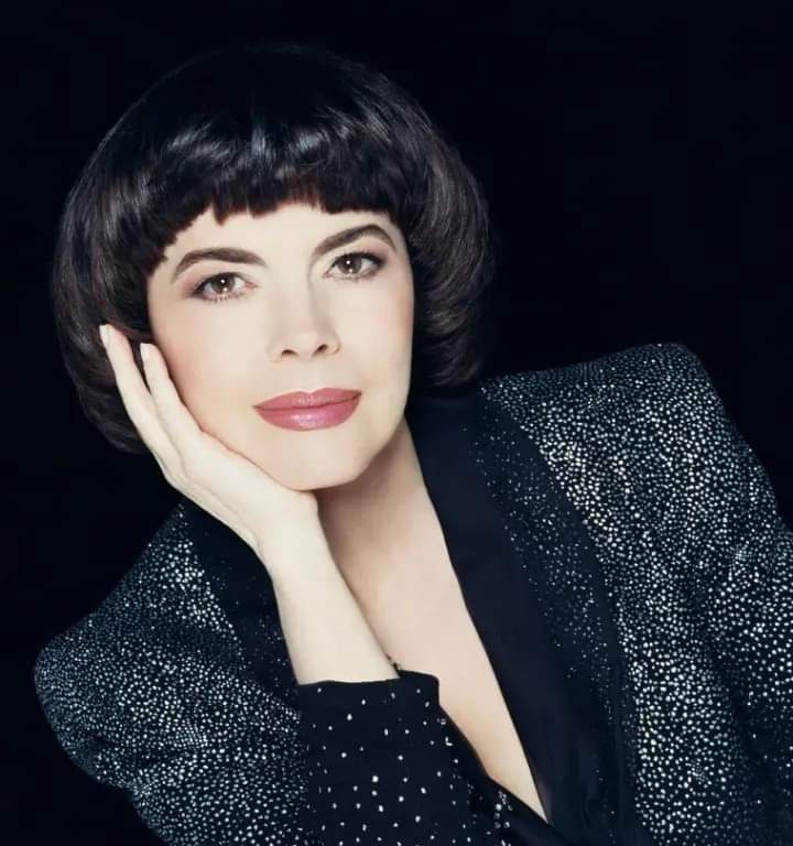 Mireille Mathieu souriante