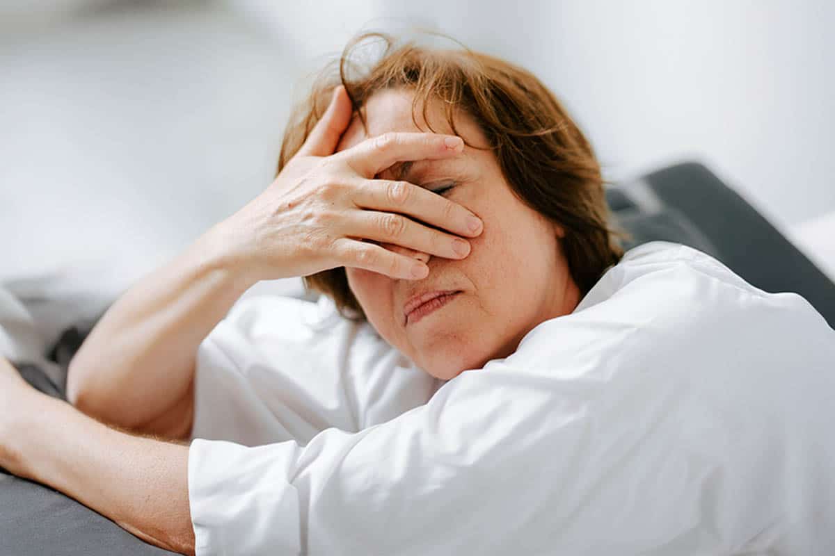 Femme exprimant une sensation de fatigue et de baisse de moral