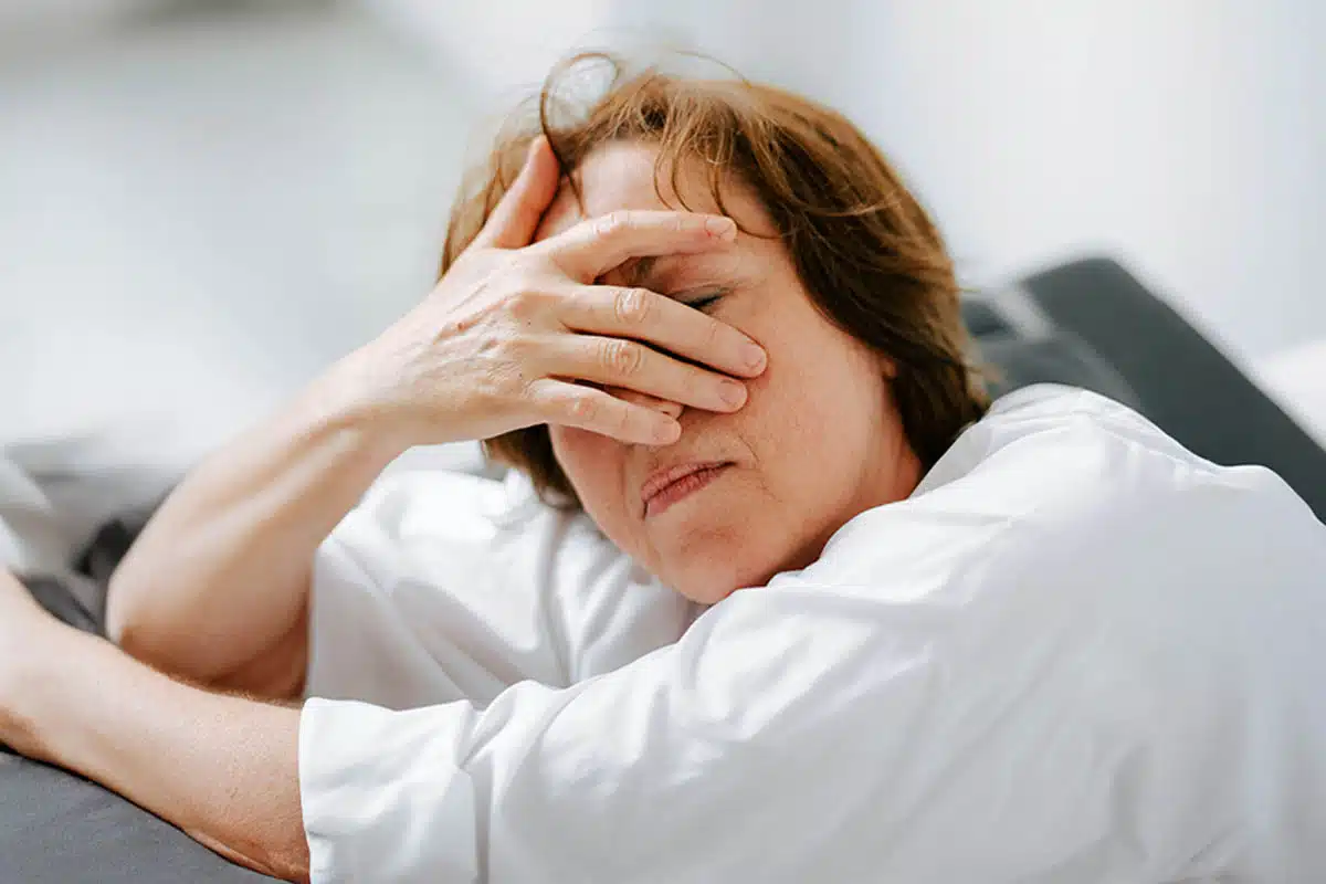 Femme exprimant une sensation de fatigue et de baisse de moral