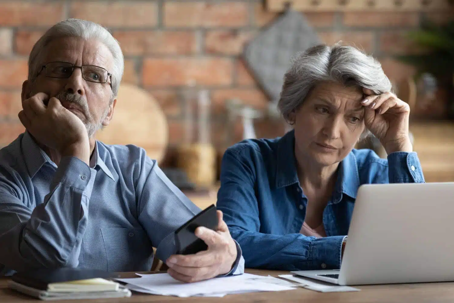 Personne âgée consultant des documents fiscaux