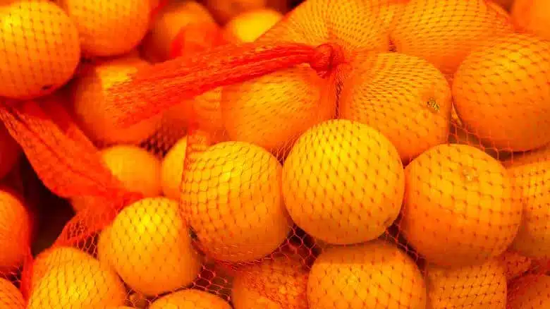 Agrumes dans des filets colorés