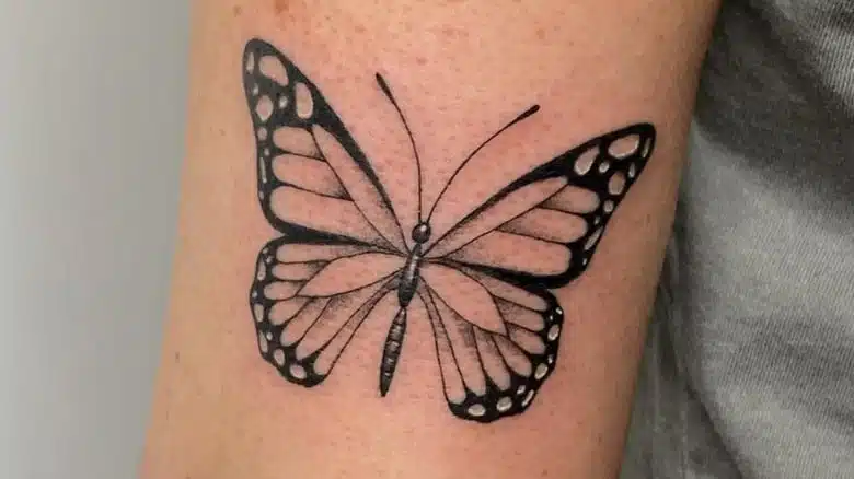 Tatouage de papillon stylisé