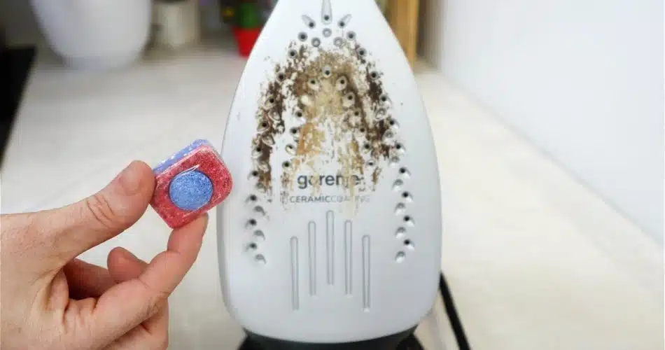 Matériel pour nettoyer un fer à repasser : pastille, vinaigre, cotons-tiges