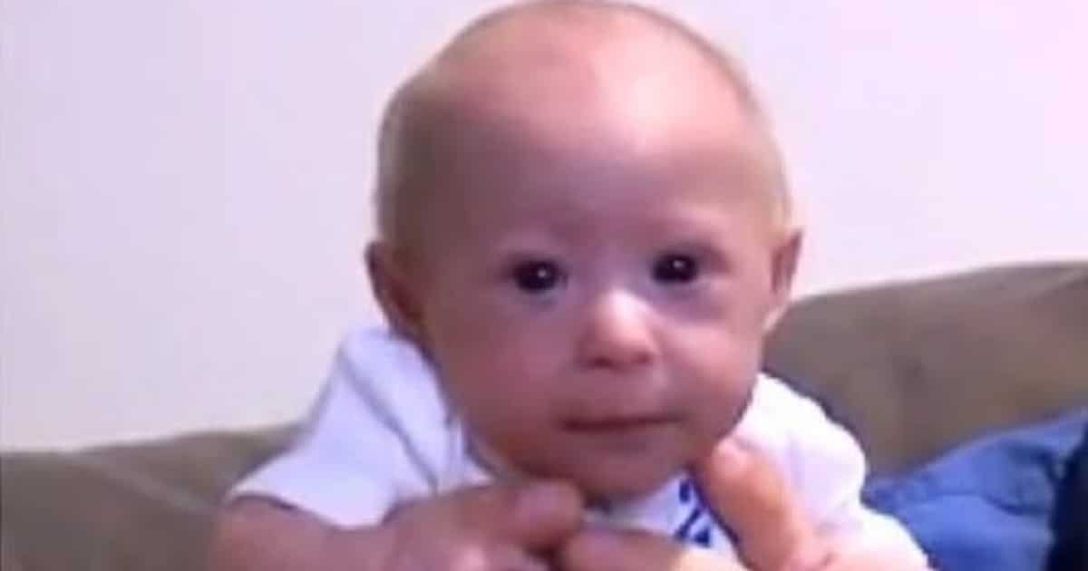 Une chambre d'enfant avec des meubles adaptés à petite échelle