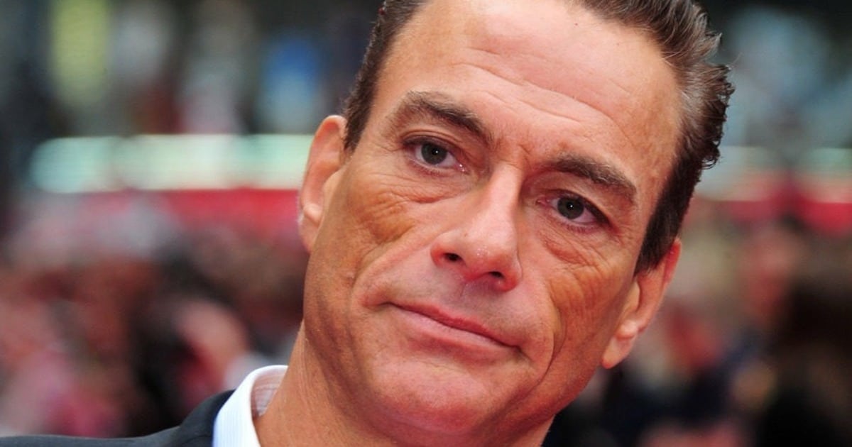 Jean-Claude Van Damme posant en costume