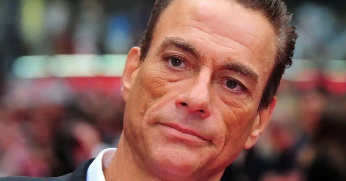 Jean-Claude Van Damme posant en costume