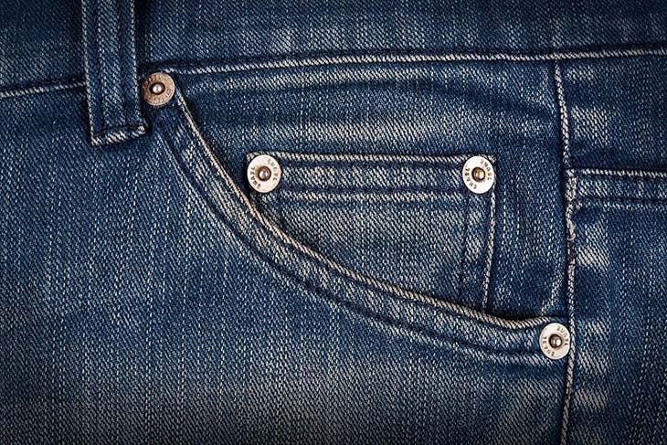 Boutons sur la poche avant du jean