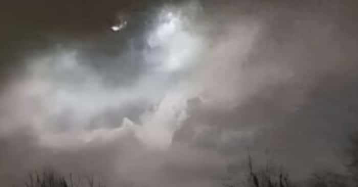 Photo d'un ciel nuageux au-dessus de la mer, avec une forme inhabituelle