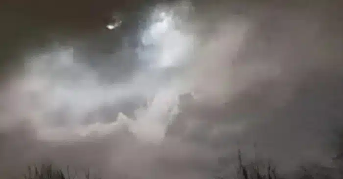 Photo d'un ciel nuageux au-dessus de la mer, avec une forme inhabituelle