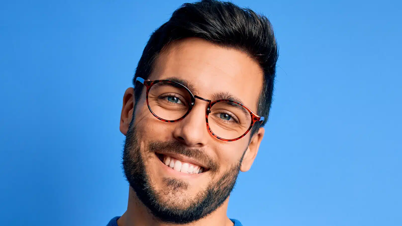 Homme mature adoptant une posture confiante et ouverte