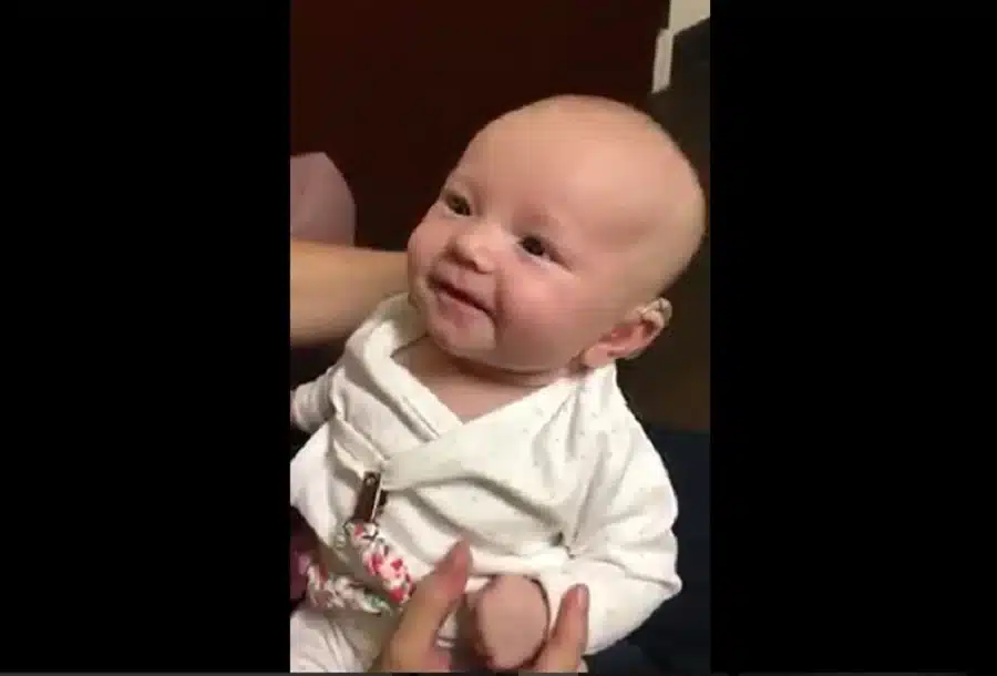 Sourire émouvant du bébé entendant sa maman