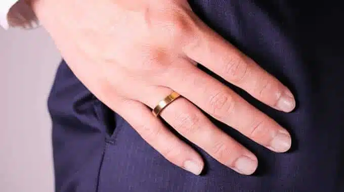 Femme portant une bague à la main droite