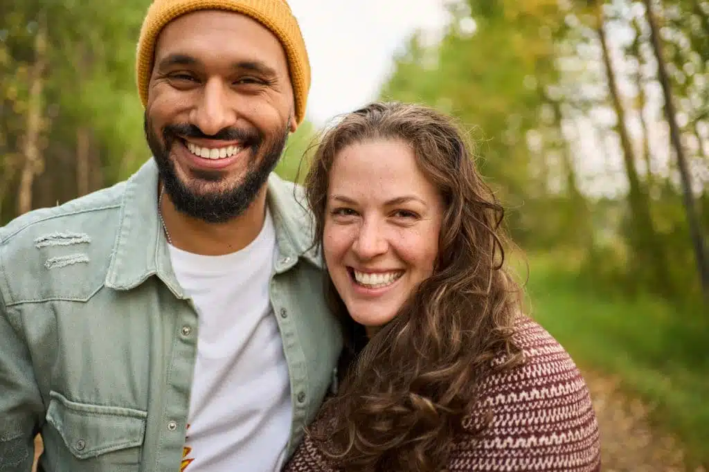 Couple heureux dans la trentaine