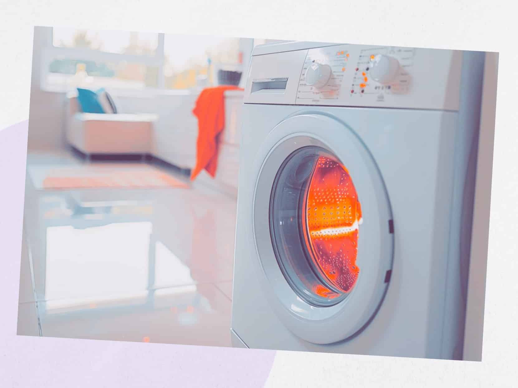 Femme découvrant une fonction cachée sur son lave-linge