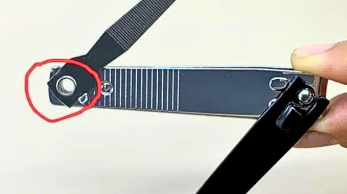 Coupe-ongles avec trou visible