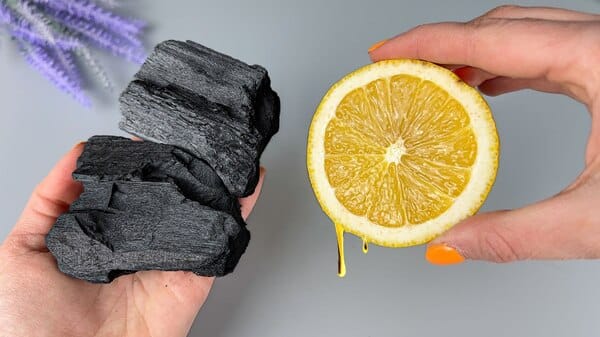 Citron frais coupé en deux