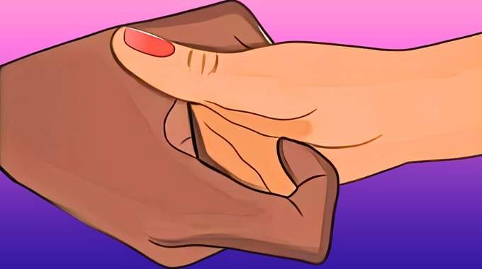 Homme et femme se serrant la main avec une expression intriguée