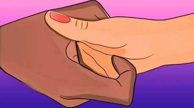 Homme et femme se serrant la main avec une expression intriguée