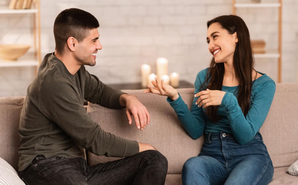 Couple se soutenant dans les moments difficiles