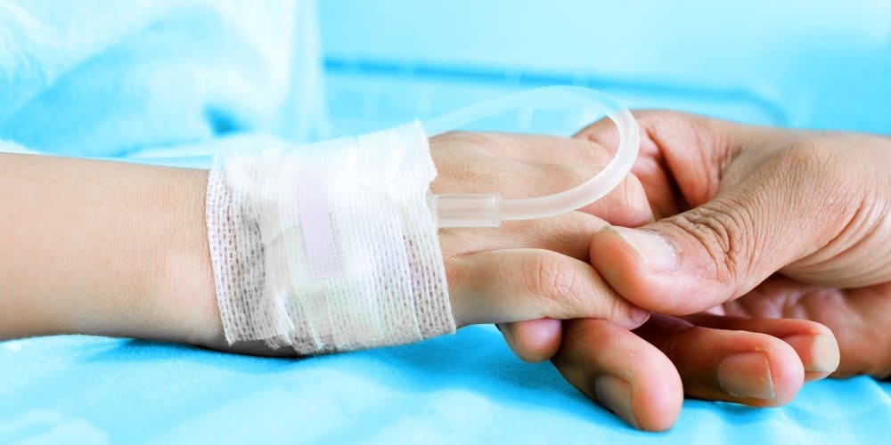 Représentation symbolique d'un enfant à l'hôpital entouré de soins et de soutien