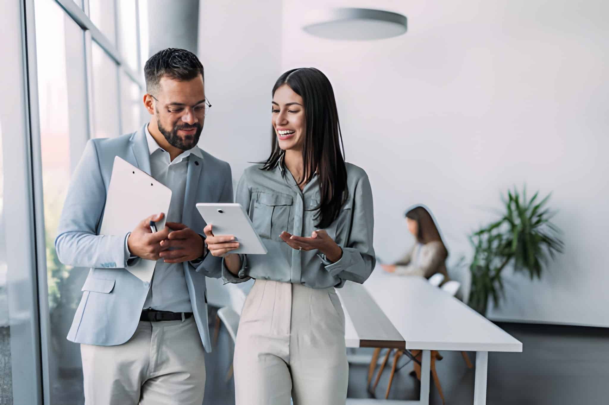 Femme prenant une décision en mouvement, illustrant la détermination