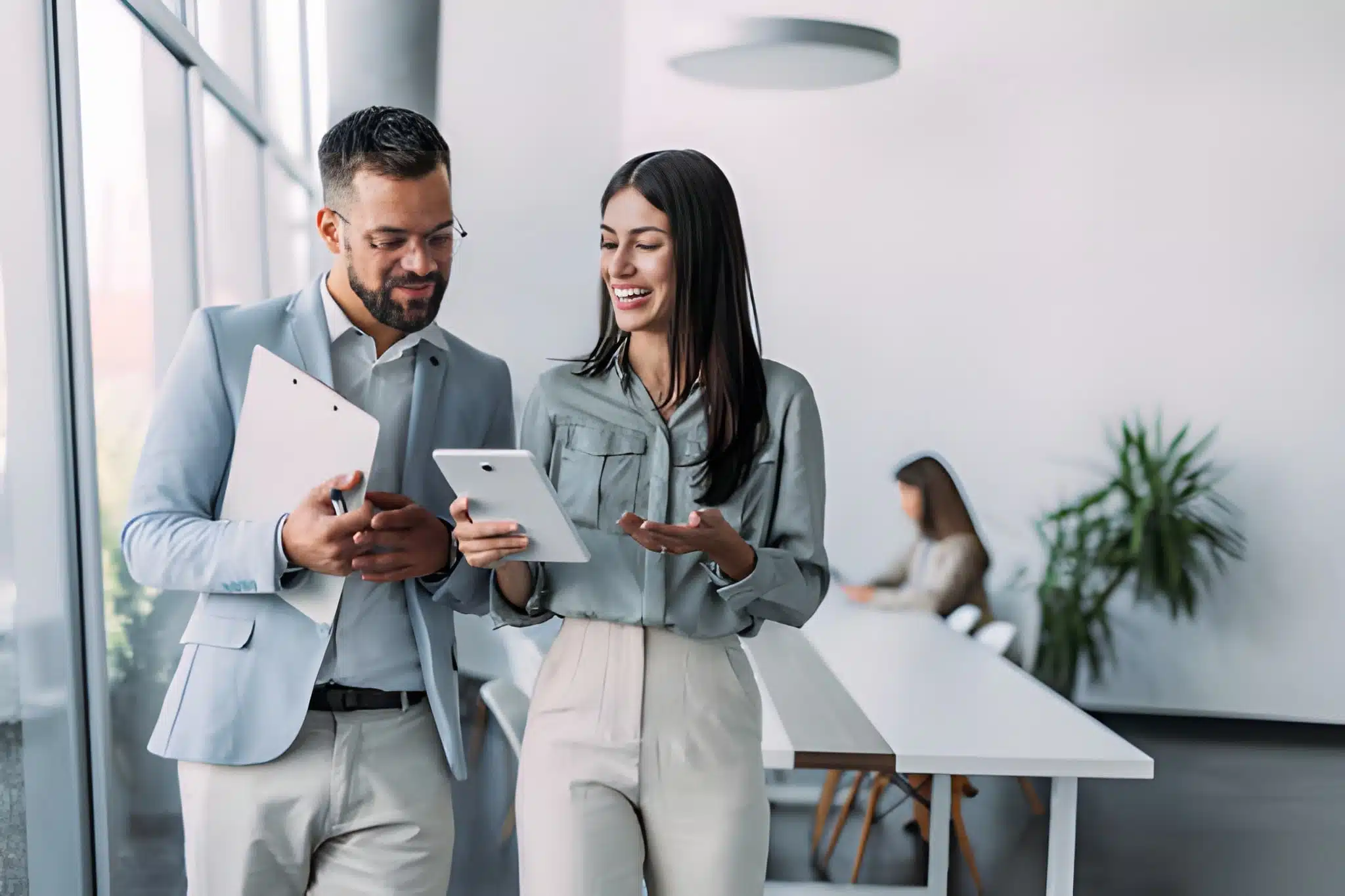 Femme prenant une décision en mouvement, illustrant la détermination