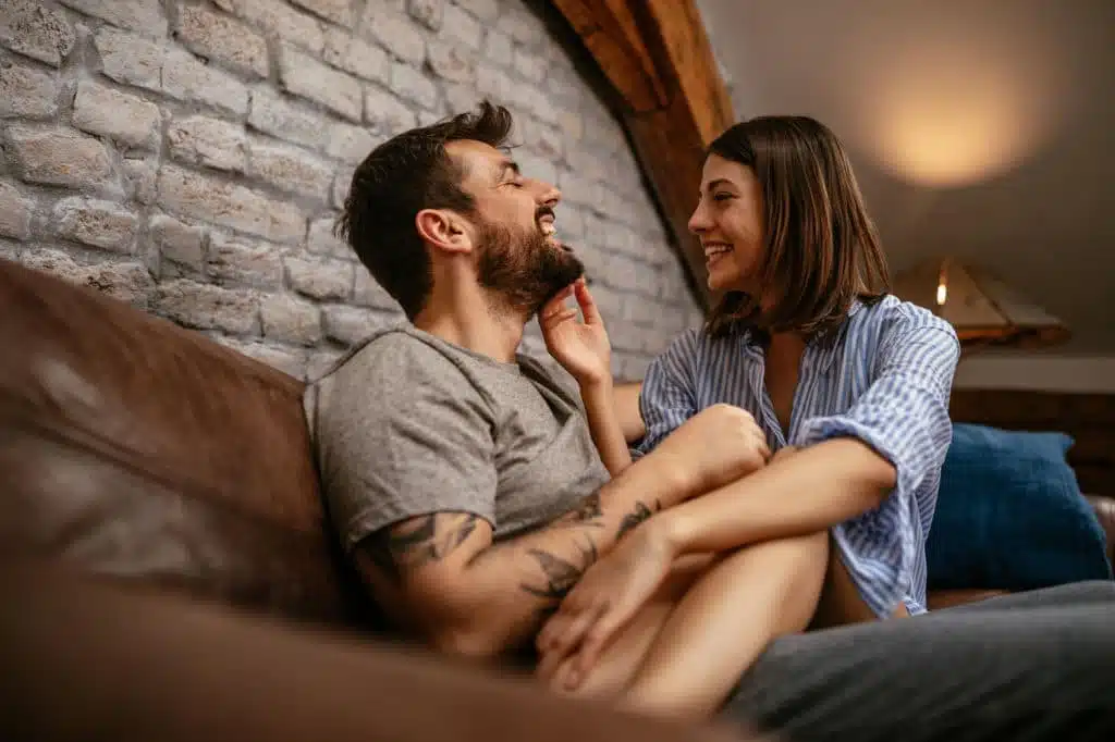 Couple partageant un fou rire