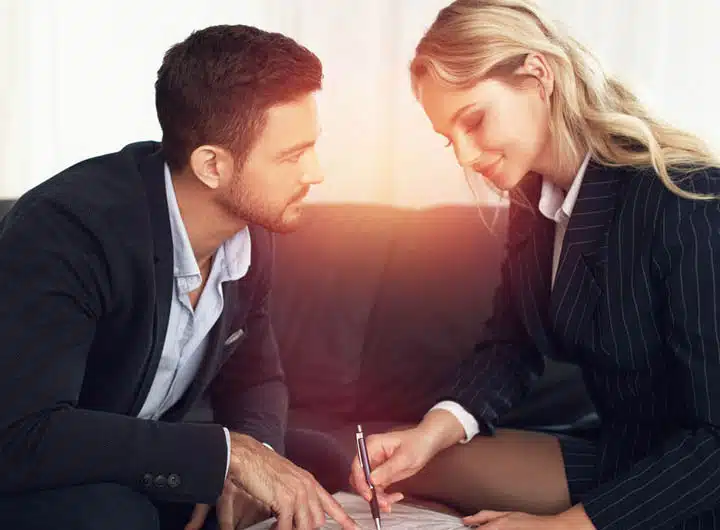 Couple ayant une discussion sérieuse dans un café