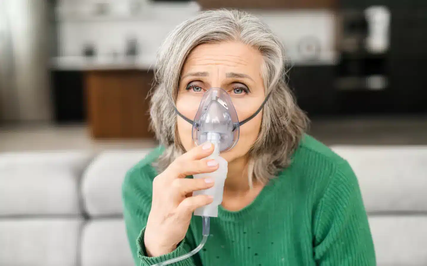 Personne âgée vérifiant son oxygénation