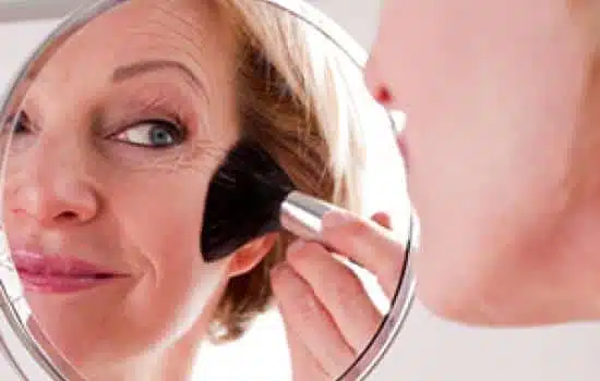 Femme de 50 ans avec maquillage