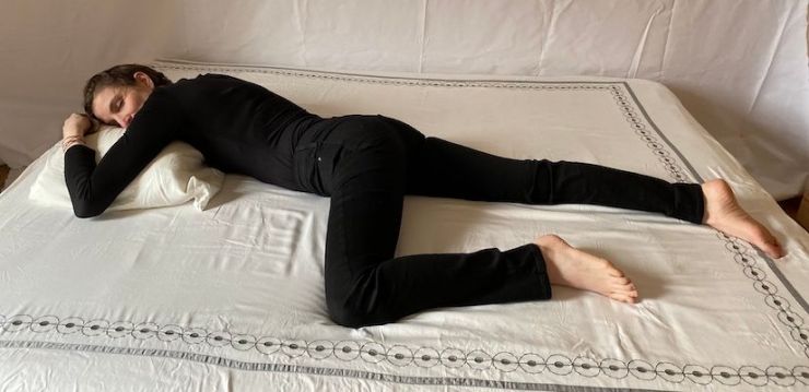 Jeune femme dormant sur le ventre, illustrant une mauvaise posture de sommeil