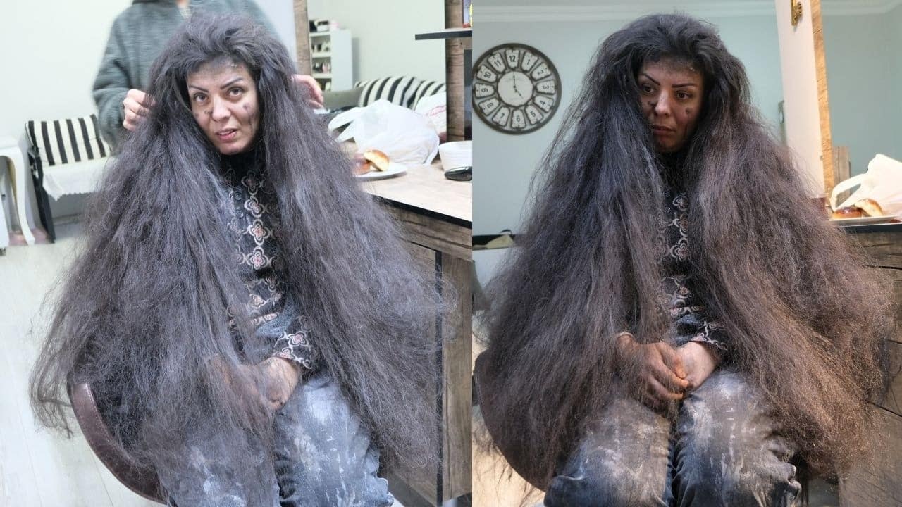 Coiffeuse en train de démêler et couper les cheveux avec soin