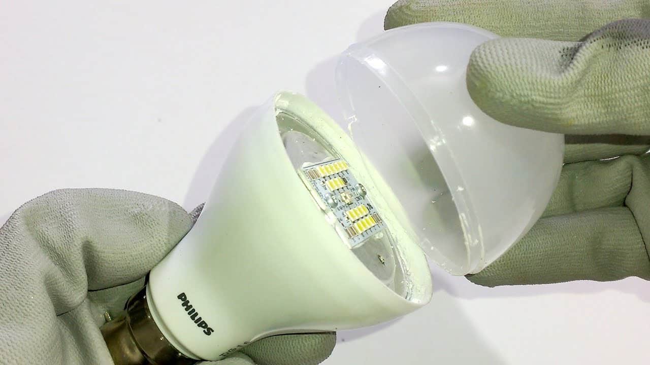 Ouverture d'une ampoule LED avec un tournevis