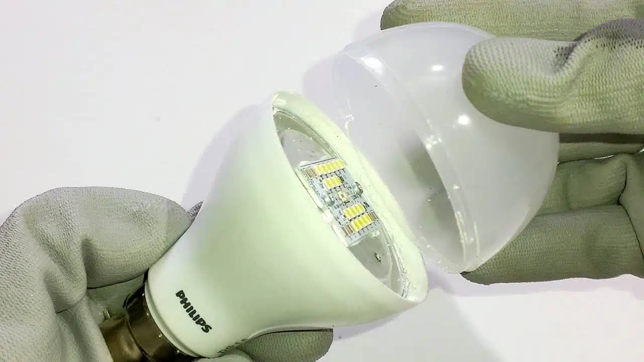 Ouverture d'une ampoule LED avec un tournevis