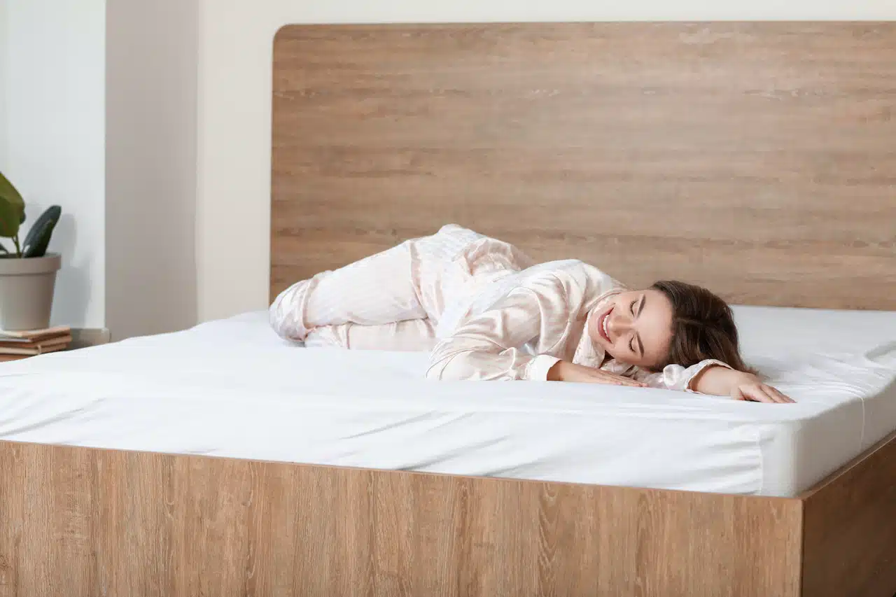 Femme dormant paisiblement dans un lit confortable