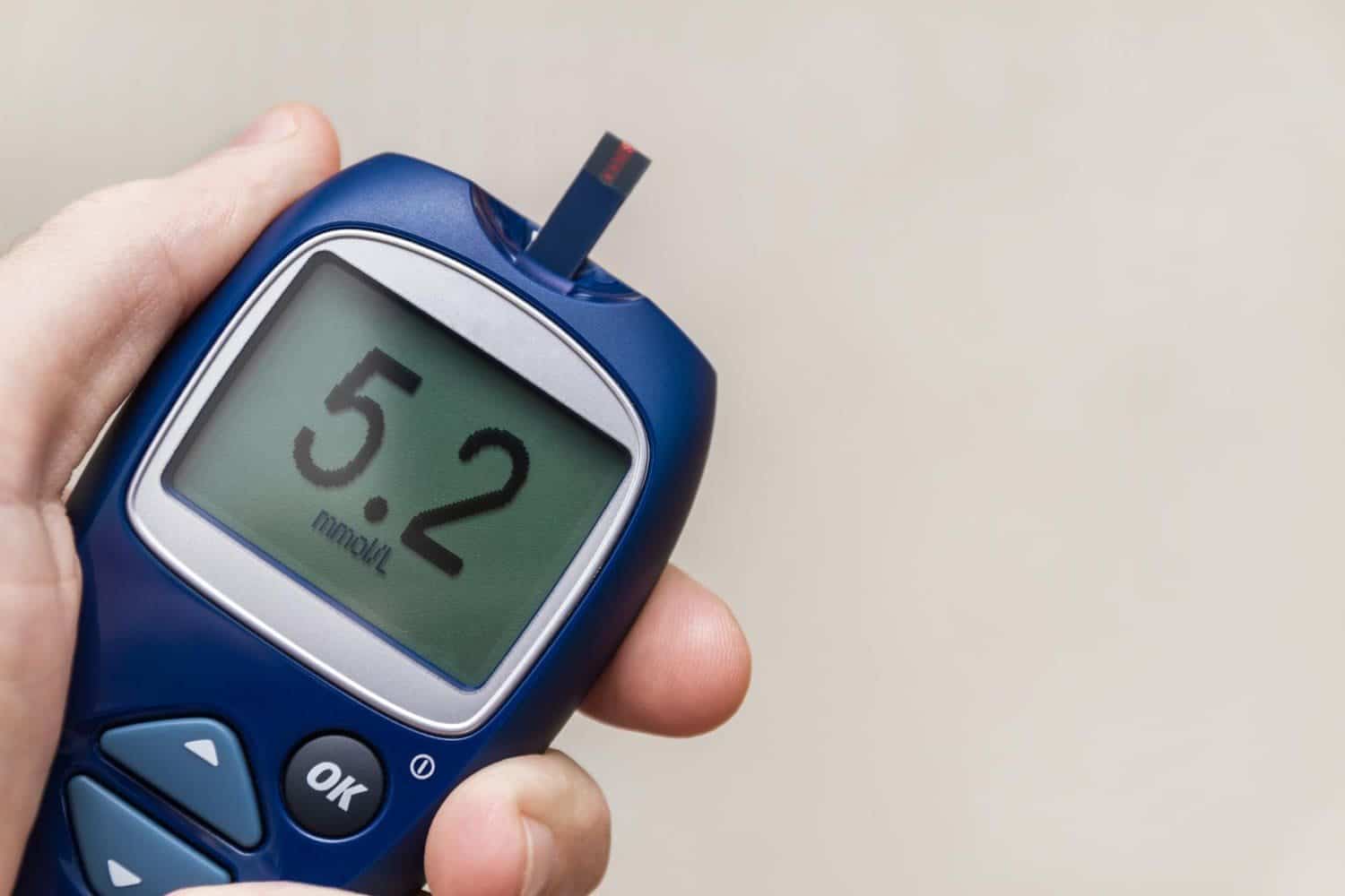 Personne effectuant un test de glycémie