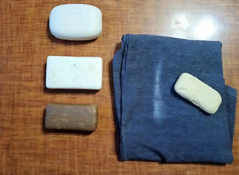 Boule de lavage maison dans une bassine