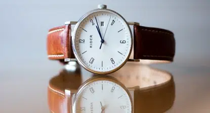 Montre arrêtée symbolisant le temps figé