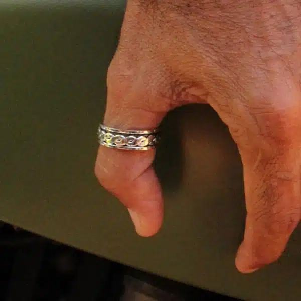 Homme portant une bague au pouce