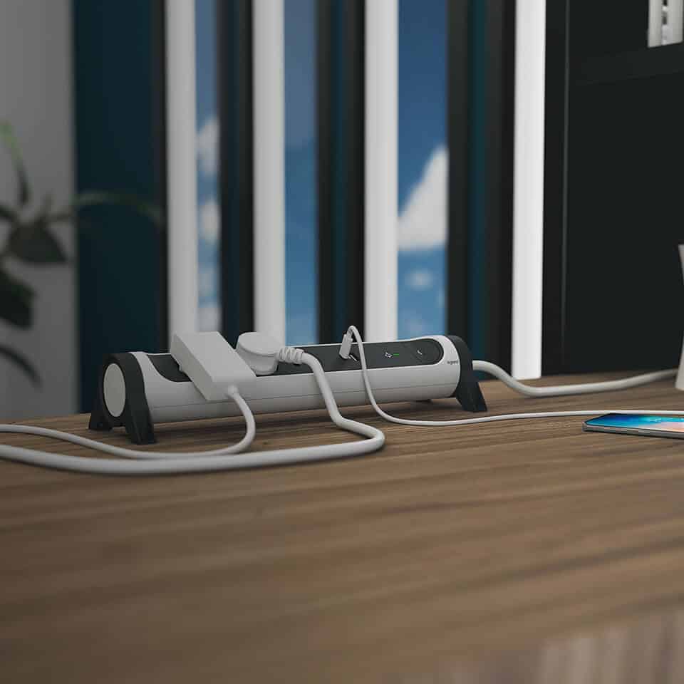 Multiprise branchée avec plusieurs appareils