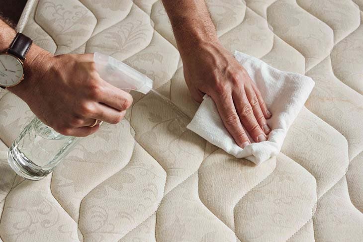 Nettoyer le matelas avec du vinaigre blanc - source : spm