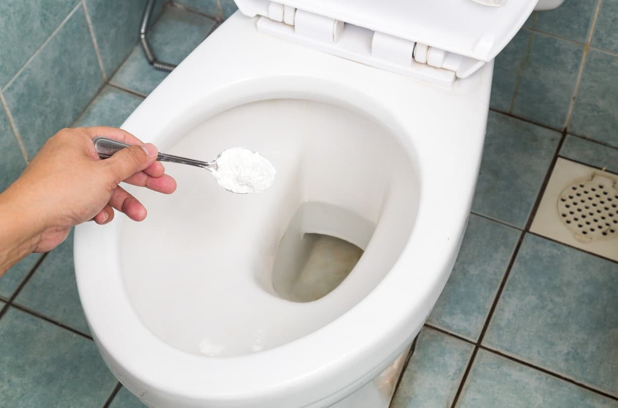 Bicarbonate de soude et vinaigre blanc, ingrédients pour nettoyer les toilettes