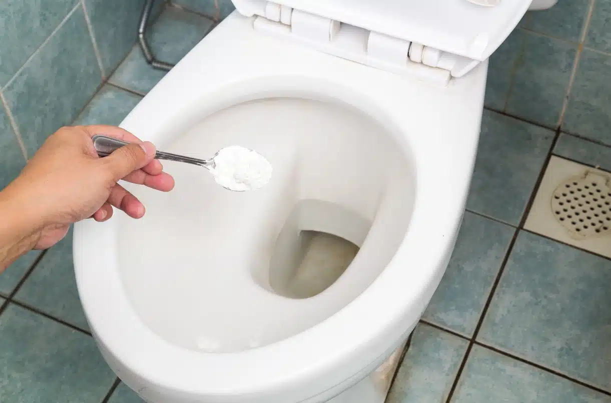 Bicarbonate de soude et vinaigre blanc, ingrédients pour nettoyer les toilettes