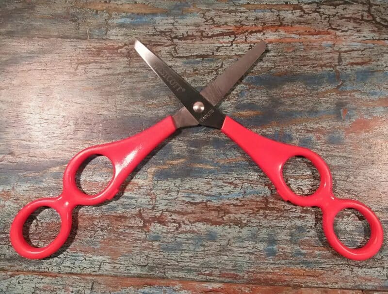 Ciseaux éducatifs posés sur une étagère