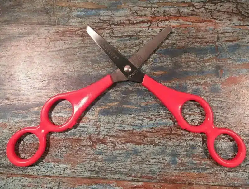 Ciseaux éducatifs posés sur une étagère