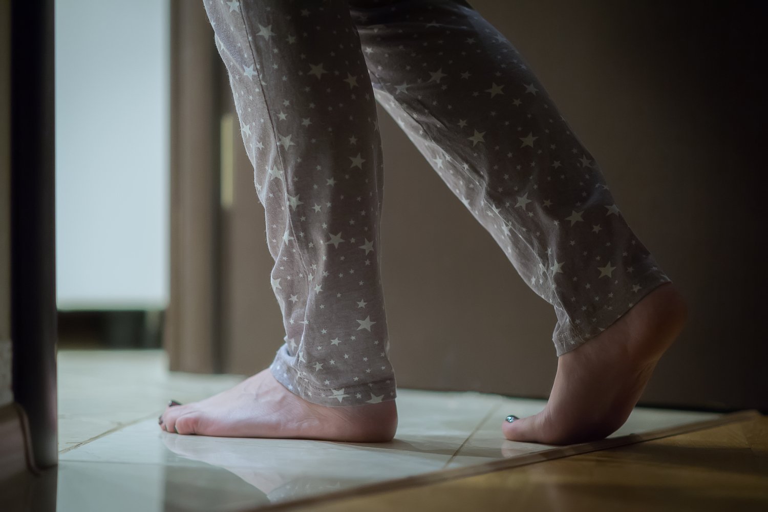 Femme se levant la nuit pour aller aux toilettes
