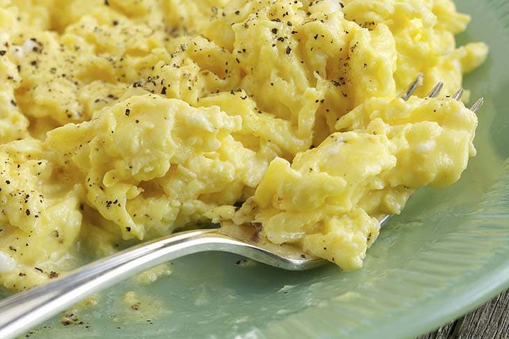 Une assiette d’œufs brouillés 