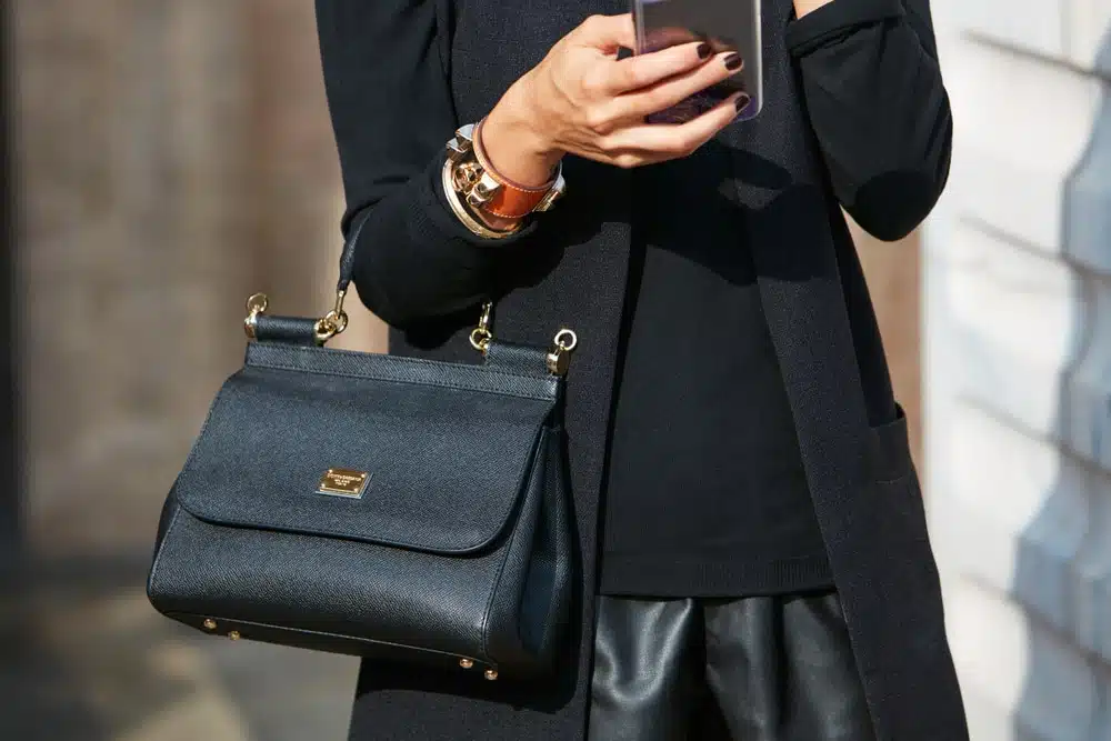 Tenue noire intemporelle