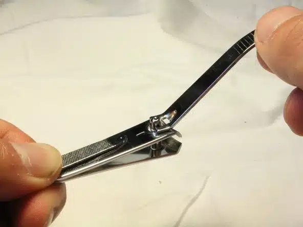 Main tenant un coupe-ongles