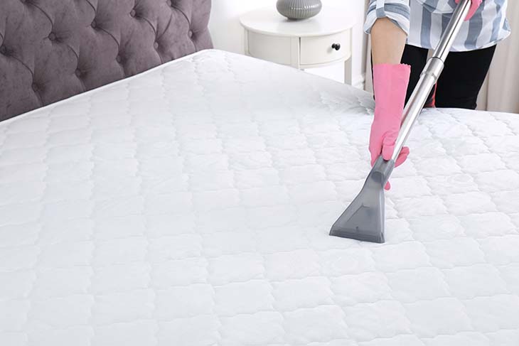 Passer l’aspirateur sur le matelas - source : spm